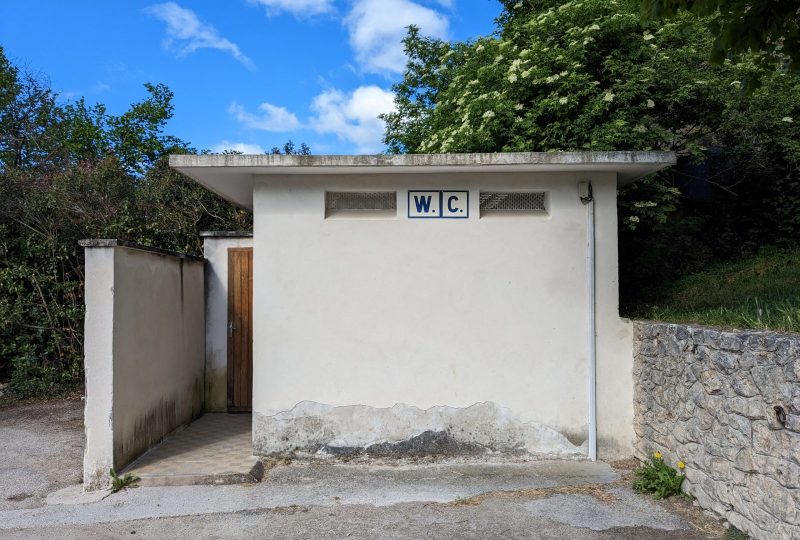 WC public à Montbrun-les-Bains - 0